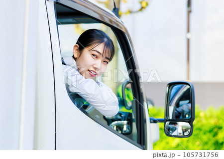 若くて可愛い配送ドライバーの女性 若くて可愛い配送ドライバーの女性 105731756