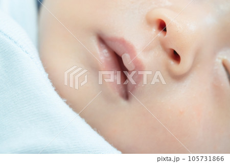 新生児の吸いだこ 105731866