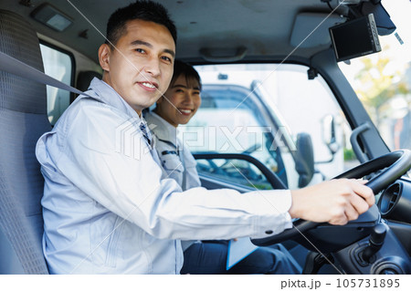トラックを運転する配送スタッフ トラックを運転する配送スタッフ 105731895