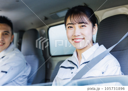 若くて可愛い女性配送スタッフ 若くて可愛い女性配送スタッフ 105731896