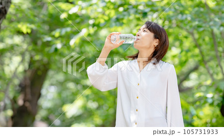 森林　水　渇き 105731933