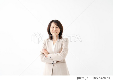 女性　ビジネス　腕組み 105732074