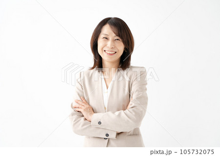 女性 ビジネス 腕組み 女性 ビジネス 腕組み 105732075