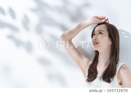 木漏れ日　女性　美容 105732670