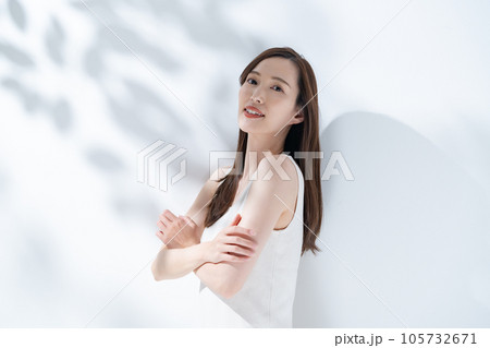 木漏れ日 女性 美容 木漏れ日 女性 美容 105732671