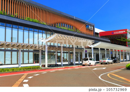 【福井県】快晴のJR福井駅東口（北陸新幹線） 105732969