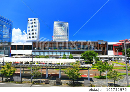 【福井県】快晴のJR福井駅東口（北陸新幹線） 105732976