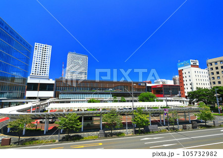 【福井県】快晴のJR福井駅東口（北陸新幹線） 105732982