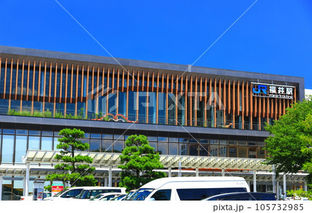 【福井県】快晴のJR福井駅東口（北陸新幹線） 105732985