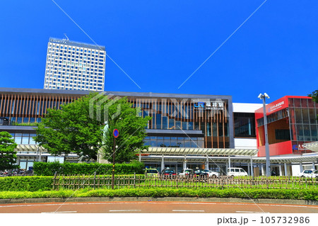 【福井県】快晴のJR福井駅東口（北陸新幹線） 105732986