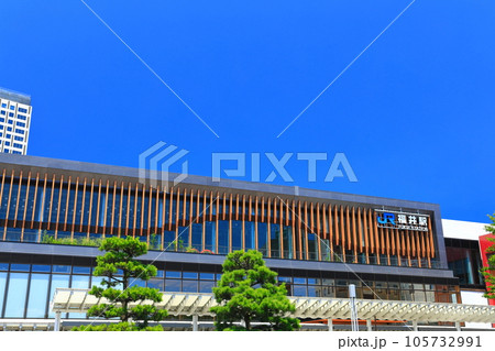 【福井県】快晴のJR福井駅東口（北陸新幹線） 105732991