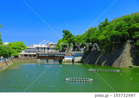 【福井県】快晴の福井城跡(御廊下橋) 【福井県】快晴の福井城跡(御廊下橋) 105732997