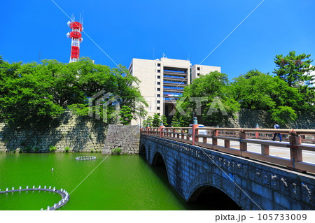 【福井県】快晴の福井県庁舎 105733009