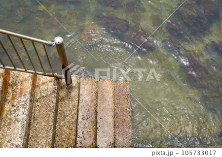 海に続く階段 105733017