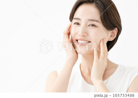 美容　女性　笑顔 105733486