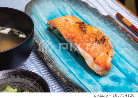 金目鯛の切り身。味噌汁と漬物と焼き魚がある日本の朝食風景。 105734120