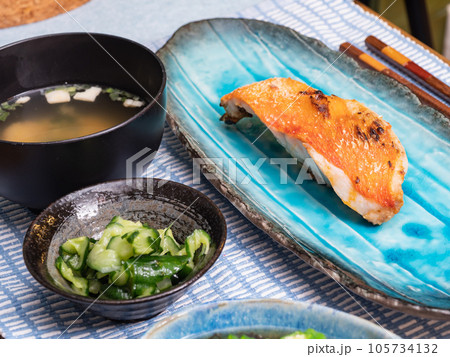 金目鯛の切り身。味噌汁と漬物と焼き魚がある日本の朝食風景。 金目鯛の切り身。味噌汁と漬物と焼き魚がある日本の朝食風景。 105734132