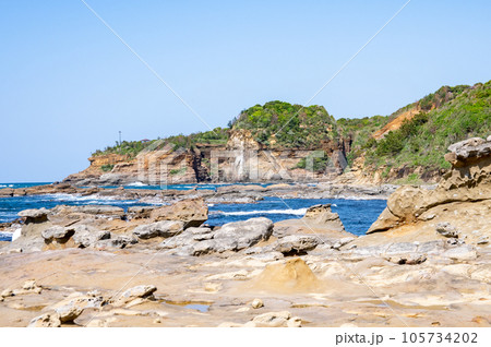 石見畳ヶ浦 隆起した断層(岸壁)の光景 島根県浜田市 石見畳ヶ浦 隆起した断層(岸壁)の光景 島根県浜田市 105734202