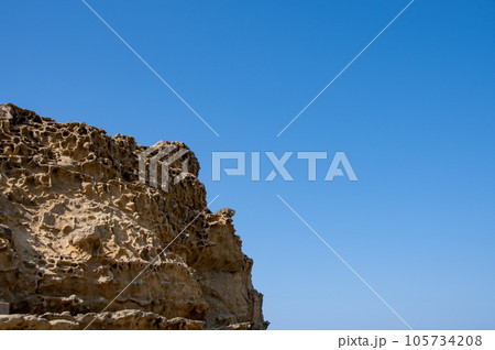 石見畳ヶ浦　隆起した岸壁と青空の美しいコントラスト　島根県浜田市 105734208