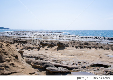 石見畳ヶ浦　波食棚のノジュール（団塊）のポコポコと日本海の面白い風景　島根県浜田市 105734209