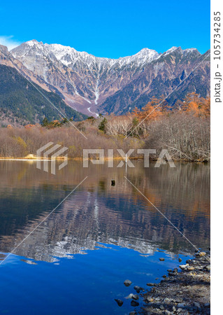 秋 上高地 大正池 穂高連峰 秋 上高地 大正池 穂高連峰 105734285