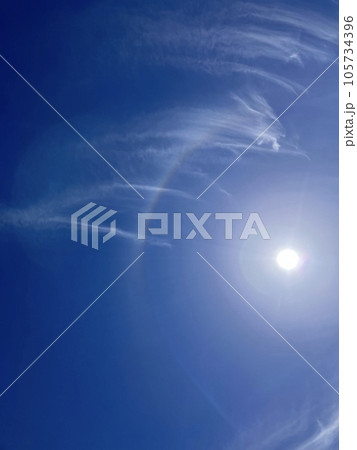 気象現象_太陽の周りに虹_ハロ_日暈_虹の輪の横に龍のような雲 105734396