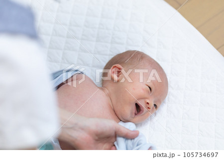 新生児を着替えさせているところ 新生児を着替えさせているところ 105734697