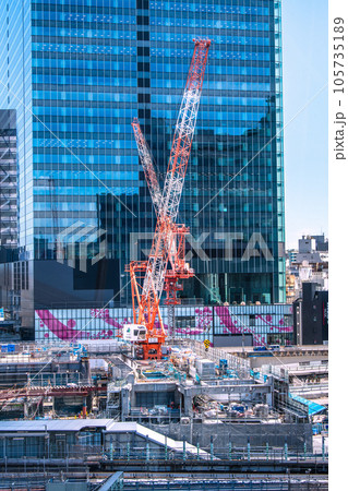 日本の東京都市景観 渋谷駅や渋谷サクラステージSHIBUYAタワー、林立する大型クレーンなどを望む 105735189