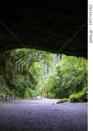 パワースポットとして人気の高い溝ノ口洞穴（鹿児島県曽於市） 105735262