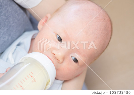 哺乳瓶でミルクを飲む新生児 105735480