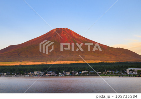 山中湖より望む、朝焼けに染まる富士山（赤富士） 105735584