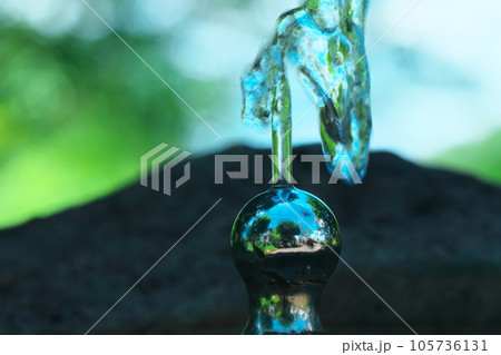 夏の公園の水飲み場 夏の公園の水飲み場 105736131