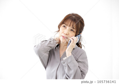 ミドル女性　スマホ　通話 105736141