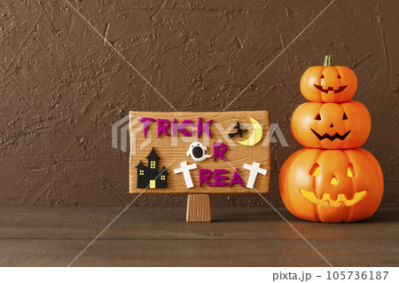 ハロウィンの飾り　トリックオアトリート 105736187