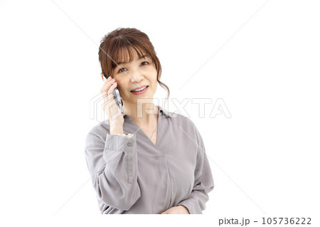 スマホで通話するミドル女性 105736222