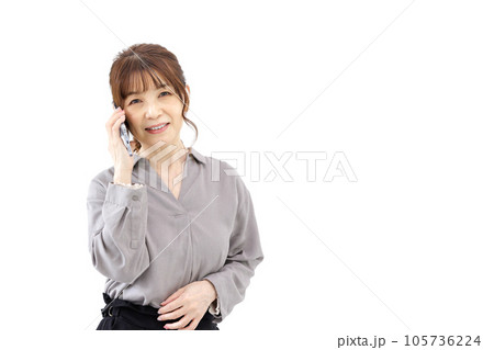 スマホで通話するミドル女性 105736224