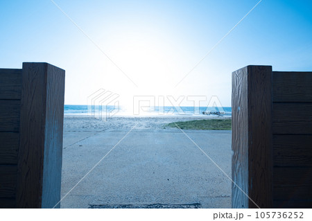 岩屋海岸の砂浜と夕暮れ前の青い空 105736252