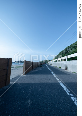 岩屋海岸の海辺の道と夕暮れ前の青い空 岩屋海岸の海辺の道と夕暮れ前の青い空 105736253