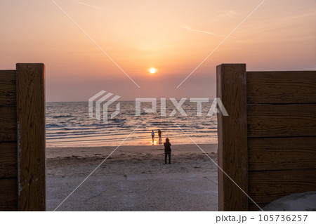 岩屋海岸の砂浜と夕焼け空 岩屋海岸の砂浜と夕焼け空 105736257