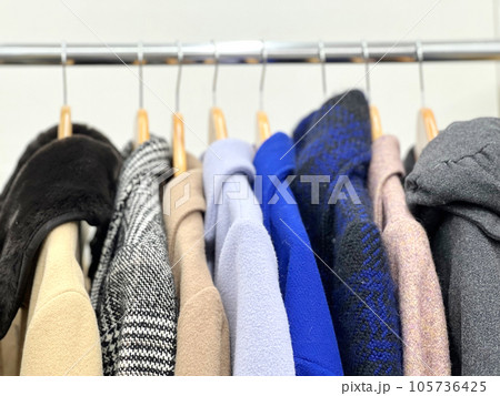ハンガーにかけて陳列されたコート類 105736425