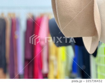 帽子と陳列された洋服 帽子と陳列された洋服 105736432