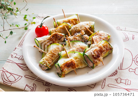 豚肉の薄切りズッキーニ巻き 105736471