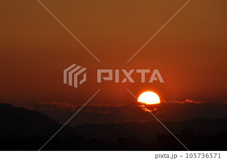 夕焼け空と沈む夕日 105736571