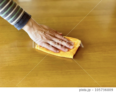 テーブルを拭く主婦の手 105736809