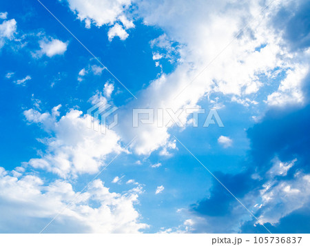 ダイナミックな美しい青空と雲 105736837