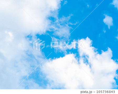 ダイナミックな美しい青空と雲 105736843