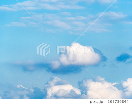 ダイナミックな美しい青空と雲 105736844