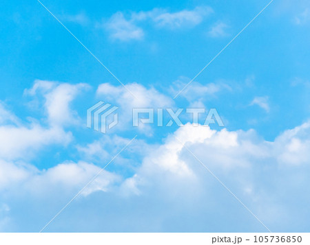 ダイナミックな美しい青空と雲 105736850