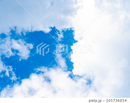 ダイナミックな美しい青空と雲 105736854