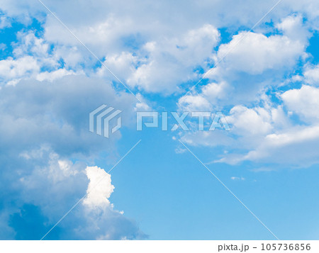 ダイナミックな美しい青空と雲 105736856